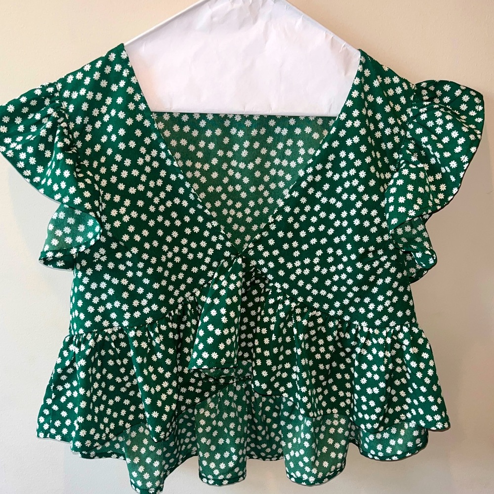 💚Green V-necked Cropped Blouse. (⚪️ white polka dots)